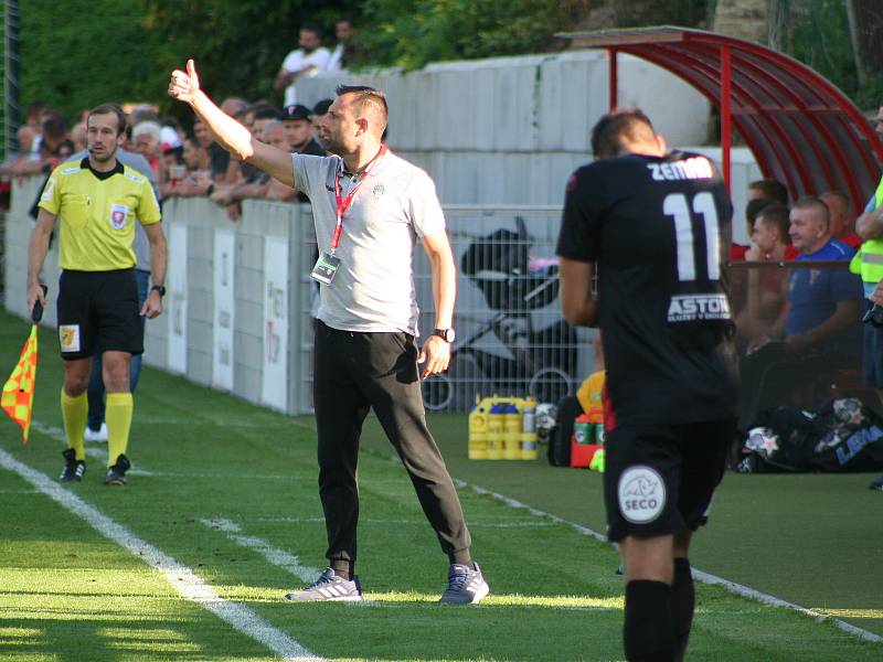 Fotbalisté třetiligových Záp (červenobílé dresy) vyřadili ve druhém kole Mol cupu Viktorii Žižkov, soupeře hrajícího o jednu soutěž výš porazili v penaltovém rozstřelu.