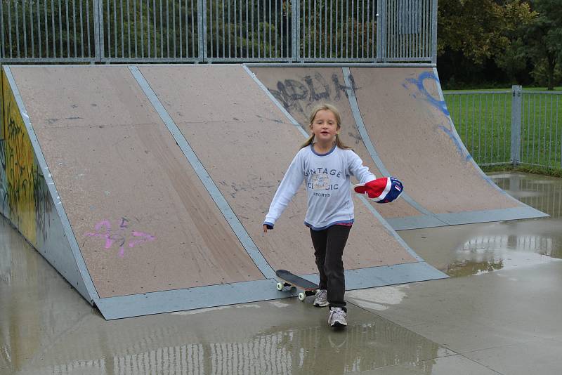 Mělničtí školáci užívají poslední volné dny z letních prázdnin ve skateparku Na Podolí.