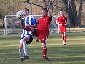 Fotbalisté Sokola Obříství (v červeném) porazili na domácím hřišti béčko béčko Pšovky 2:0.