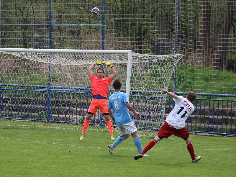 Fotbalisté FK Kralupy 1901 (modré dresy) pokračovali v jarní krasojízdě také v derby s Libčicemi, velkého soupeře doma porazili 5:2.