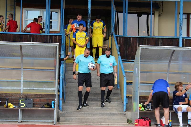 Neratovice (ve žlutém)  ve druhém kole divize B podlehly doma SK Kladno 0:2.