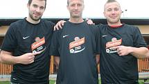 Tomáš Fingerhut st. (uprostřed) se stal v sezoně 2013/2014 hráčem měsíce projektu Gambrinusu a FAČR Kopeme za fotbal