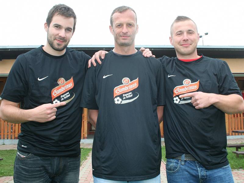 Tomáš Fingerhut st. (uprostřed) se stal v sezoně 2013/2014 hráčem měsíce projektu Gambrinusu a FAČR Kopeme za fotbal