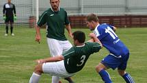 Fotbalisté mělnické Pšovky (v modrém) porazili ve druhém kole I. A třídy Čelákovice 1:0 po penaltovém rozstřelu.