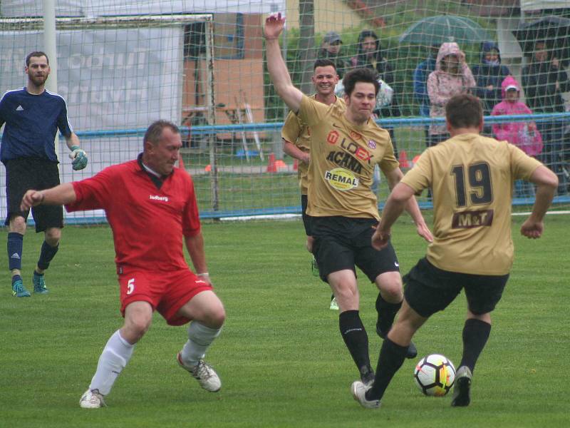 Fotbalisté Real top Praha porazili v charitativním utkání starou gardu Kojetice (v červeném) 8:3.