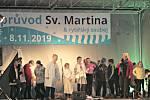 Náměstí Míru v Mělníku v pátek 8. listopadu ožilo. Základní škola Jungmannovy sady totiž uspořádala již 24. ročník průvodu svatého Martina.