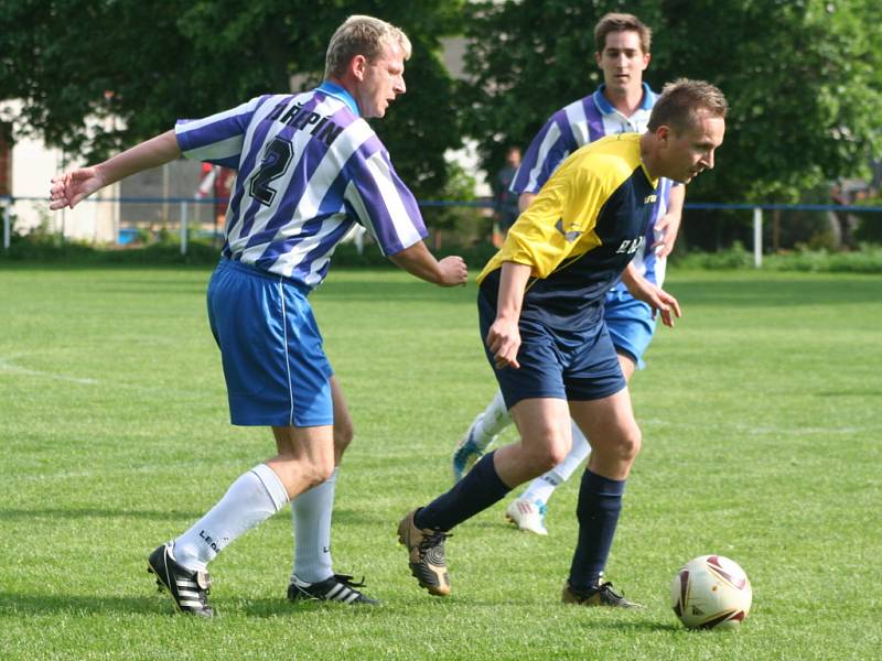 I. B: Záryby - Řepín (v modrobílém)