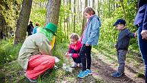 Děti s rodiči si v Mlékojedech u Neratovic zasoutěžily za slunečného počasí v lese plném pohádkových postaviček.