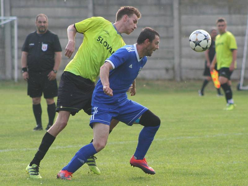 Fotbalisté SK Labský Kostelec (v modrém) porazili Horní Beřkovice jedinou brankou v závěru utkání.