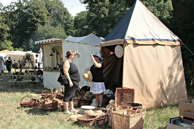 Hořinský park opět po roce ožil rytířským kláním, šermem a středověkou hudbou.