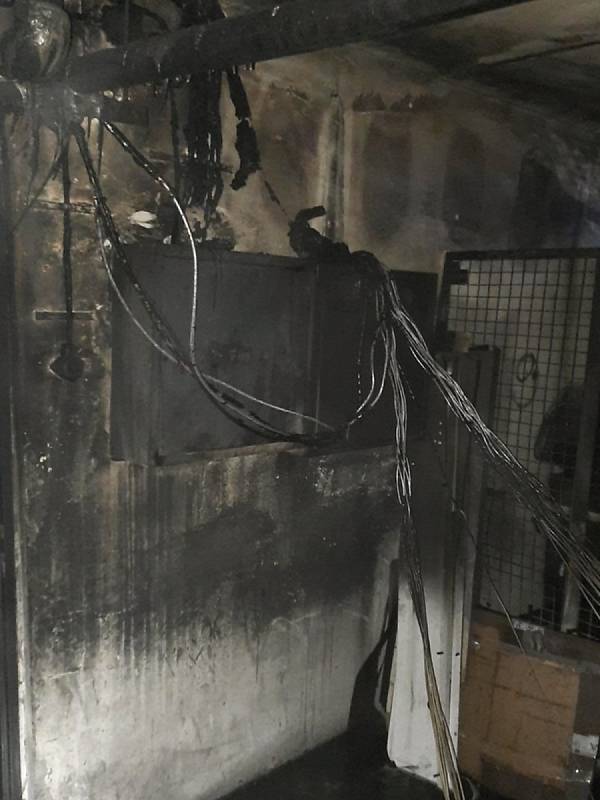 Požár ve sklepě sedmipatrového panelového domu na sídlišti V Zátiší v Kralupech nad Vltavou.