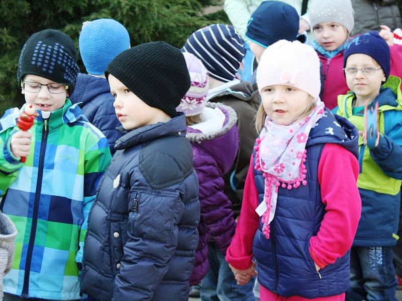 Předkoškoláci z mělnické MŠ Motýlek vynášeli Moranu a vítali jaro.