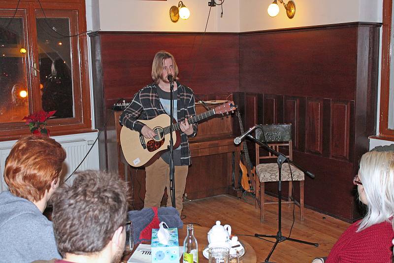 Open Mic je koncert zvláštního druhu zaměřený na originální tvorbu písničkářů. V hlavní roli je tu autorská píseň v jednoduché interpretaci před publikem. Na pódium může vstoupit každý, kdo chce představit svůj talent a umělecké ztvárnění.