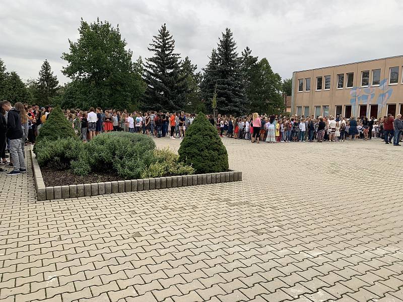 Zahájení nového školního roku se na Základní škole Václava Havla v Kralupech nad Vltavou pojilo s významným historickým milníkem. Za účasti starosty města Marka Czechmanna se totiž zároveň slavilo padesát let od založení školy.