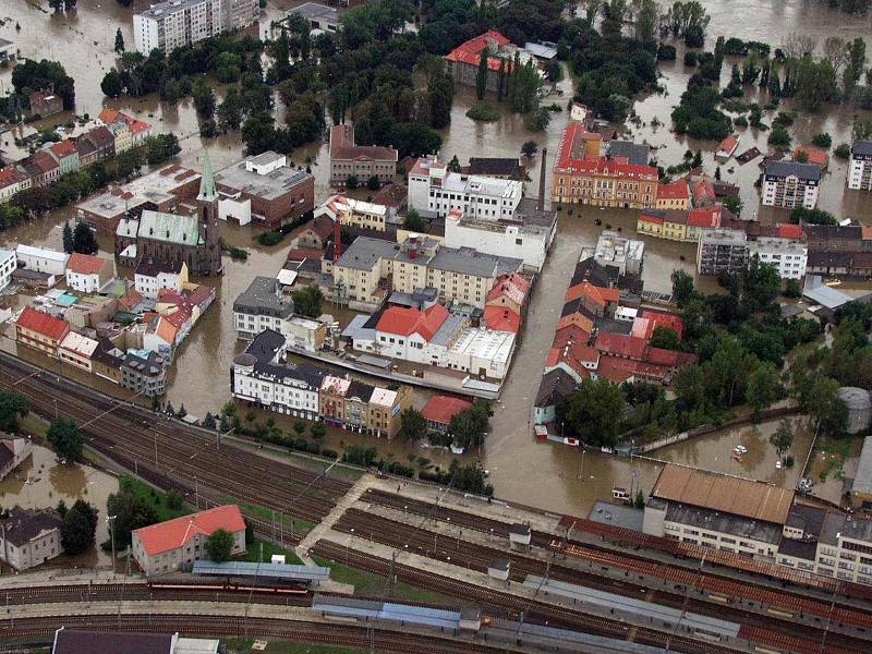 Povodeň v roce 2002 na Mělnicku – letecký snímek: Kralupy nad Vltavou.