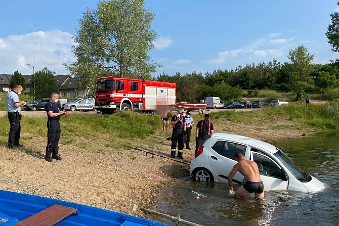 Špatně zabrzděné auto sjelo do jezera ve Vojkovicích.