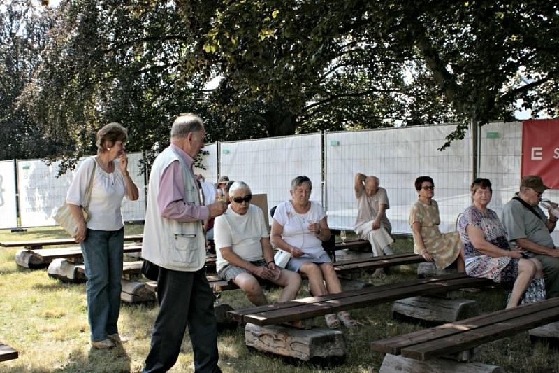 Mělnické kulturní centrum otevřelo na druhou polovinu prázdnin v sadech u Masarykova kulturního domu Relaxační art park.