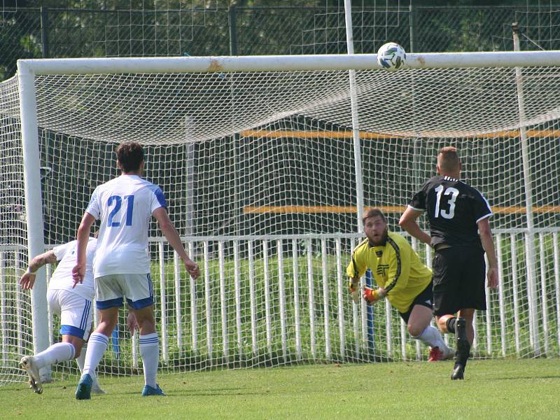 Fotbalisté Brandýsa (v tmavém) v divizní sezoně poprvé ztratili v domácím prostředí, s Kladnem prohráli 2:3.