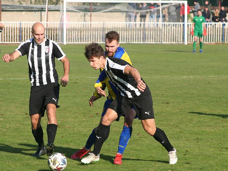 Divize, 15. kolo: FK Brandýs (v černobílé kombinaci) - FK Neratovice-Byškovice (2:2)