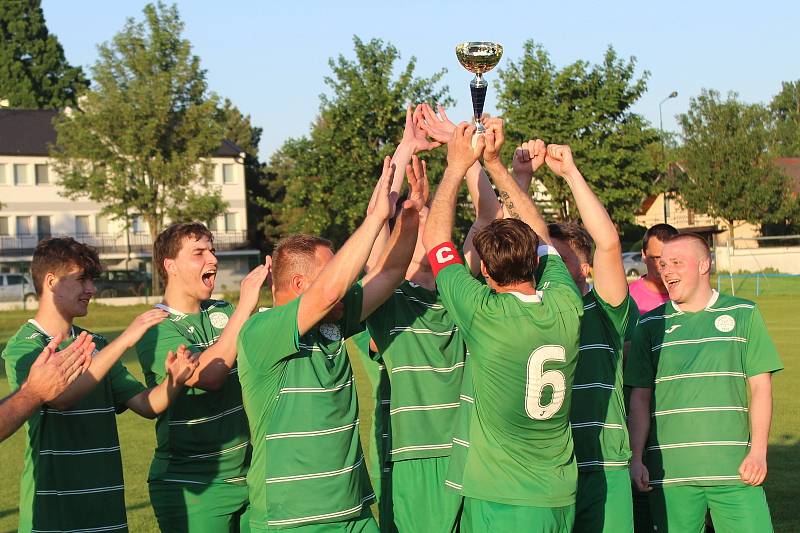 Finále Rebel Českého poháru. Fotbalisté Tišic (v zeleném) rozdrtili Mšeno 10:2.