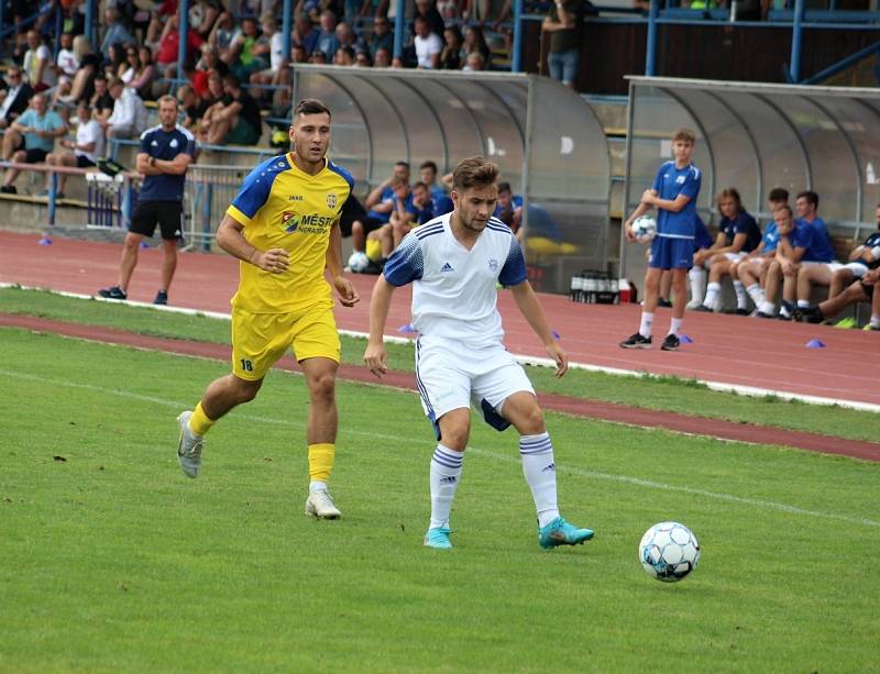 Neratovice (ve žlutém)  ve druhém kole divize B podlehly doma SK Kladno 0:2.