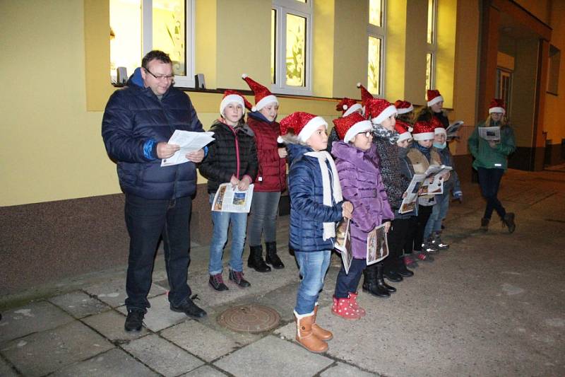 Zpívalo se i na Mělnicku, například před základní školou v Lužci nad Vltavou u rozsvíceného vánočního stromečku. 