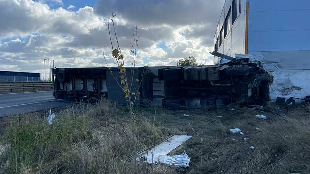 Z tragické srážky nákladního vozu a osobáku u Klecan 23. října 2021.