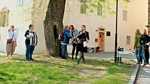Den holocaustu a hrdinství, hebrejsky Jom ha-šoa se na mnoha místech Česka připomněl ve čtvrtek 2. května vzpomínkovými obřady. Vzpomínkové čtení v Mělníku zahájili v parčíku mezi kostelem sv. Petra a Pavla a mělnickou uměleckou školou zvoníci.