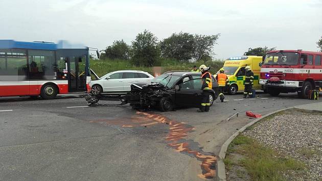 V pondělí ráno došlo v Kojeticích na Mělnicku k dopravní nehodě autobusu a dvou osobních automobilů.