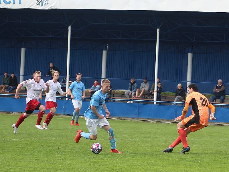 Fotbalisté FK Kralupy 1901 (modré dresy) pokračovali v jarní krasojízdě také v derby s Libčicemi, velkého soupeře doma porazili 5:2.