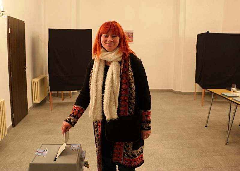 Byšická starostka Jana Poláková se vydala k volební urně dvě hodiny po jejich zahájení. Jak jinak, než- li s úsměvem.