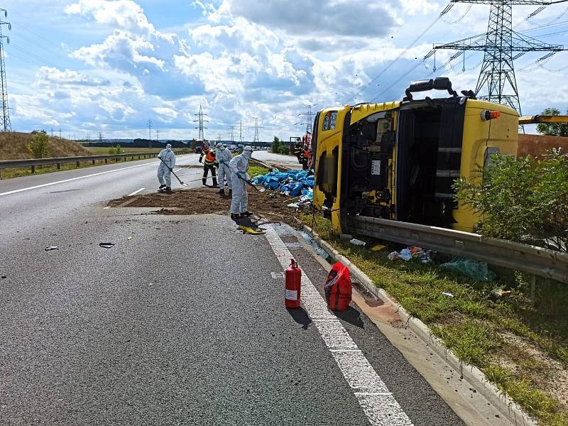 Dálnici D8 zablokovala nehoda kamionu a dodávky.