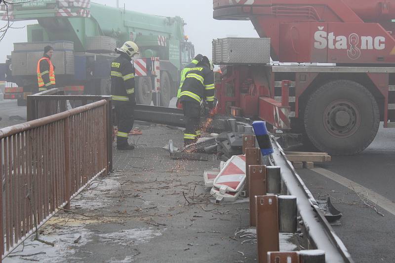 Nehoda autobusu na silnici I/16 před kruhovým objezdem u Nového mostu v Mělníku.