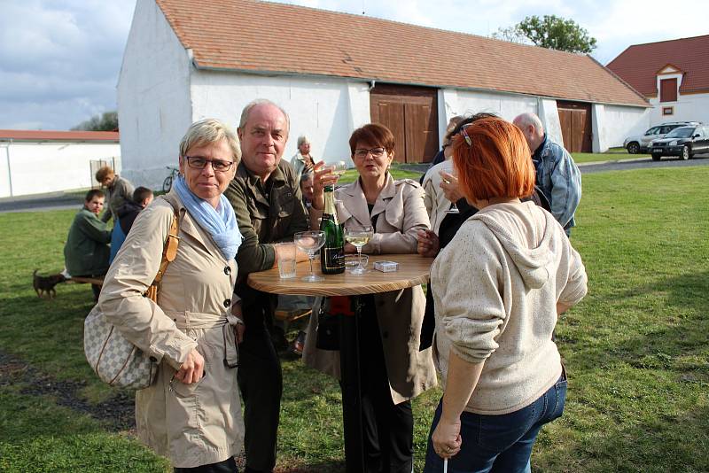 Novou prodejnu masa ze zvěřiny otevřeli v pátek odpoledne v Lesním závodu Maxmilián v Hostíně u Byšic na Mělnicku.