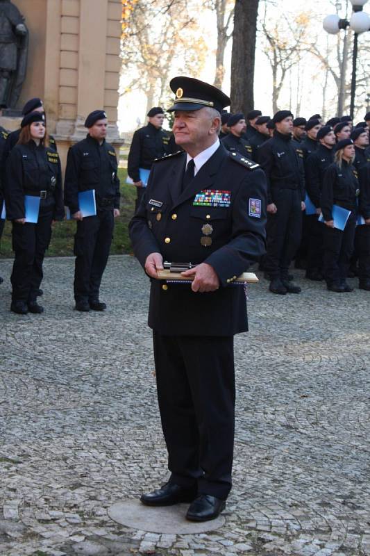 Slavnostní slib nových policistů.