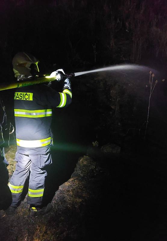 Požár suché trávy, křoví a náletových dřevin ve stráni v prostoru skládky v lokalitě Na Zájezdě ve Veltrusech.