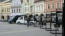 Putovní fotografické výstavě, která je věnovaná projektu Kořeny osobností, patří náměstí Míru v Mělníku celý měsíc až do konce března.