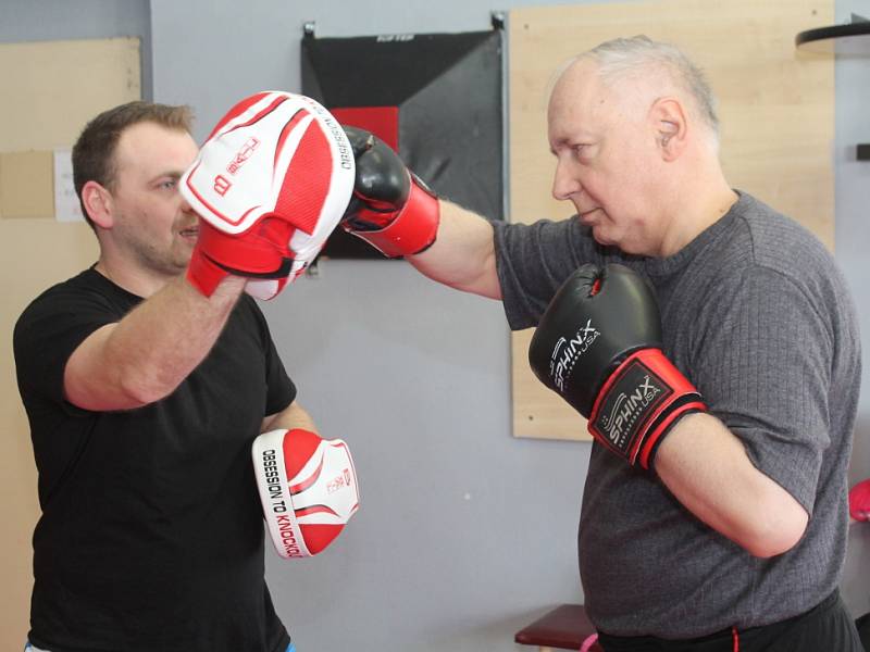 Neratovičtí boxeři učí seniory a tělesně postižené sebeobraně.