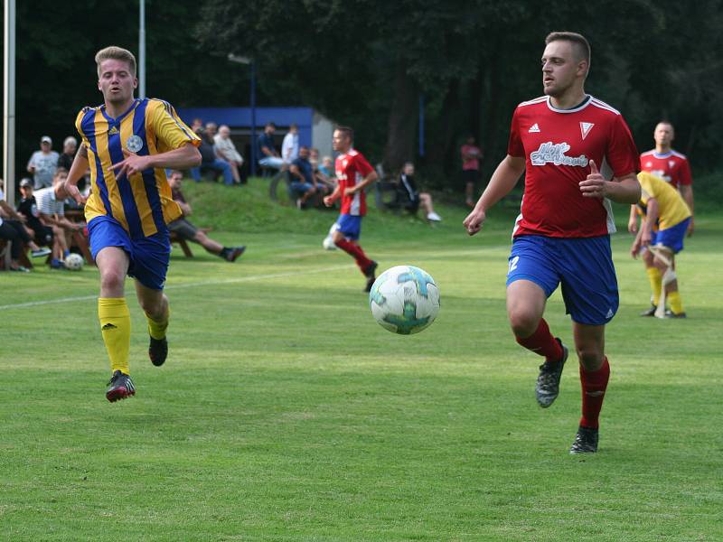 Fotbalisté Obříství (ve žlutém) v domácím utkání 2. kola okresního přeboru porazili Vysokou 4:2.