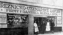 Ulice Pražská. Na snímku je Růzhova firma, která je zde po vynucené přestávce od roku 1948 do roku 1992 opět. Snímek je z první poloviny 30. let 20. století.