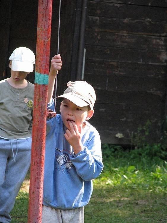 ŠEDESÁT pět dětí a šestnáct dospělých přijelo na více než dva týdny do tábora ve Lhotce.