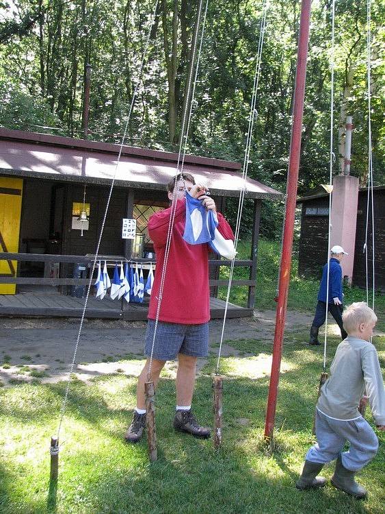 ŠEDESÁT pět dětí a šestnáct dospělých přijelo na více než dva týdny do tábora ve Lhotce.