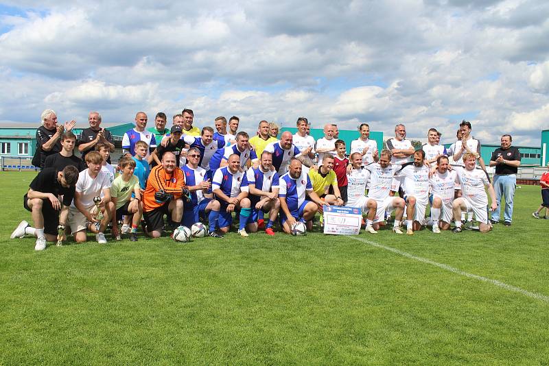 Stará garda FK Pšovka Mělník nastoupila proti týmu Real Top Praha. Hosté vyhráli charitativní utkání 9:2.