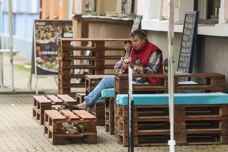 Zahrádky kaváren a restaurací v Kralupech nad Vltavou ve středu 19. května 2021.