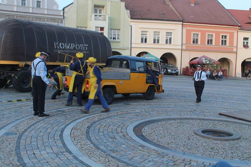 Velmi originální podívanou viděli ve středu 21. srpna návštěvníci mělnického náměstí Míru. Právě tam se totiž v rámci Mělnického kulturního léta odehrálo vystoupení hudebně-divadelního souboru ORCHESTRoj – Zatrestband.