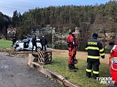 Auto sjelo při nehodě na Mělnicku do rybníka.