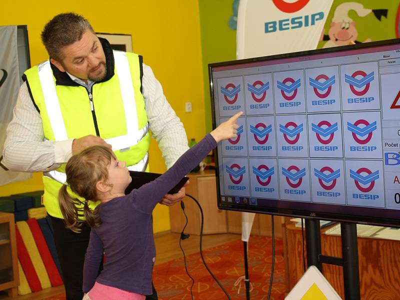 Myšák Bertík a pan Bezpečný na návštěvě v neratovické mateřské škole Písnička.