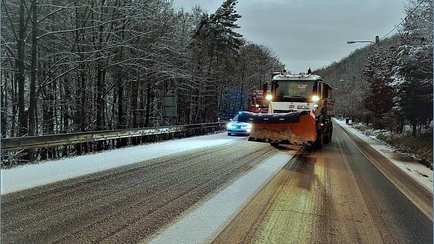 Množství soli, které během pár hodin vysypaly na středočeské silnice sypače ve službách Ředitelství silnic a dálnic ČR (ŘSD), by za mírné zimy možná vystačilo na údržbu povrchu vozovek i po celý měsíc.