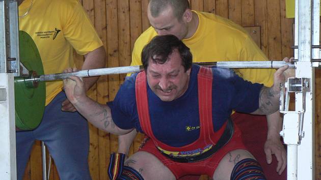 Štefan Zvada při rekordním pokusu v dřepu (267,5 kg).