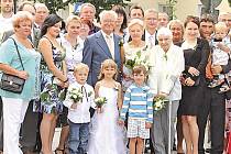 Manželé Vokálkovi s rodinou na zlaté svatbě. 